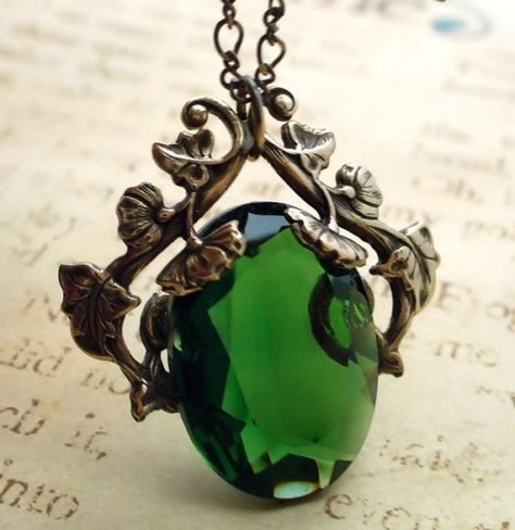 Can't sigh enough over this gorgeous vintage art nouveau pendant Bijoux Art Deco, Art Nouveau Pendant, Colour Texture, Filigree Necklaces, Filigree Jewelry, Art Nouveau Jewelry, Green Gems, Emerald Jewelry, Vintage Jewels