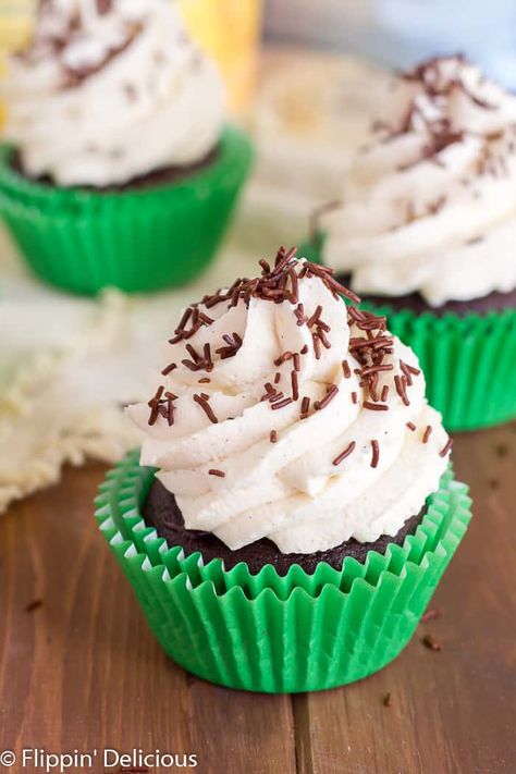 Gluten Free Irish Cream Cupcakes are filled with Irish cream chocolate ganache, and topped with fluffy Irish cream whipped cream frosting. Irish Cream Cupcakes, Green Cupcakes, Cream Cupcakes, Gluten Free Cupcakes, Filled Cupcakes, Cupcake Tins, Whipped Cream Frosting, Cream Frosting, Thanksgiving Desserts