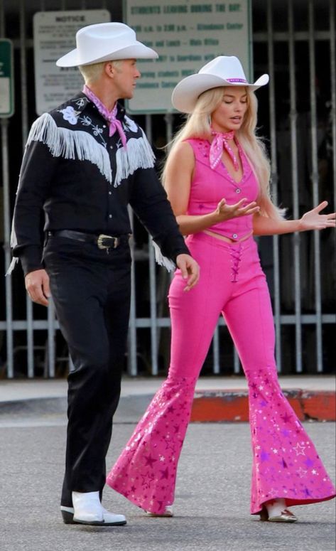 Costume Halloween Duo, Margot Robbie And Ryan Gosling, Barbie And Ken Costume, Barbie E Ken, Iconic Halloween Costumes, Barbie Y Ken, Barbie Halloween Costume, Barbie Halloween, Couples Halloween Outfits