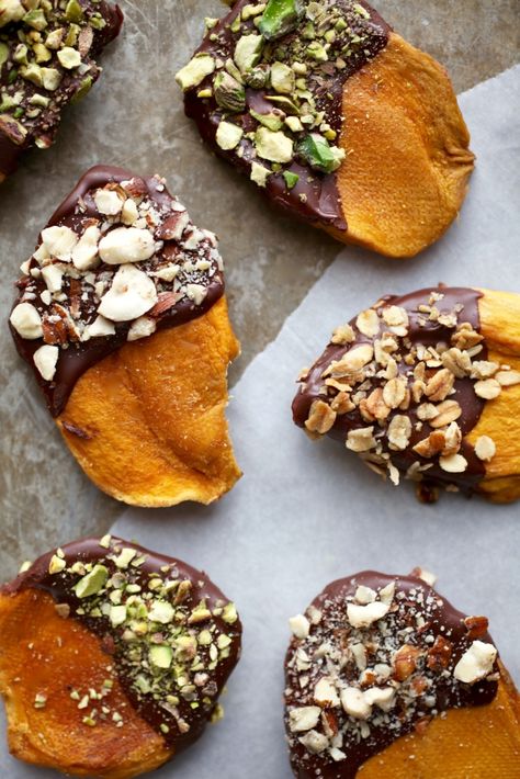 Dark Chocolate Dipped Mango Snacks // Gluten & Dairy Free | Nutrition in the Kitch Mango Snacks, Healthy Road Trip Snacks, Dark Chocolate Nutrition, Dairy Free Smoothies, Chocolate Breakfast, Gluten Dairy Free, Road Trip Snacks, Chocolate Granola, Dried Mangoes