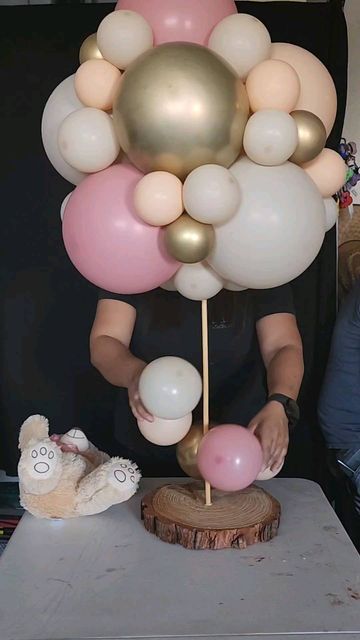 Bear In Balloon Basket, Bear Balloons Decor, Bear Balloon Centerpiece, Teddy Bear Balloon Garland, Bear Centerpiece Ideas, Bear Centerpieces, Bear Centerpiece, Balloon Centerpieces Diy, Teddy Bear Centerpieces