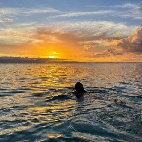 Hawaii Swimming, Swimming Poses, Filler Photo Ideas, Swimming Pics, Sunsets Ocean, Photo Inspiration Instagram, Mia Vibes, Swim Aesthetic, Sunsets Hawaii