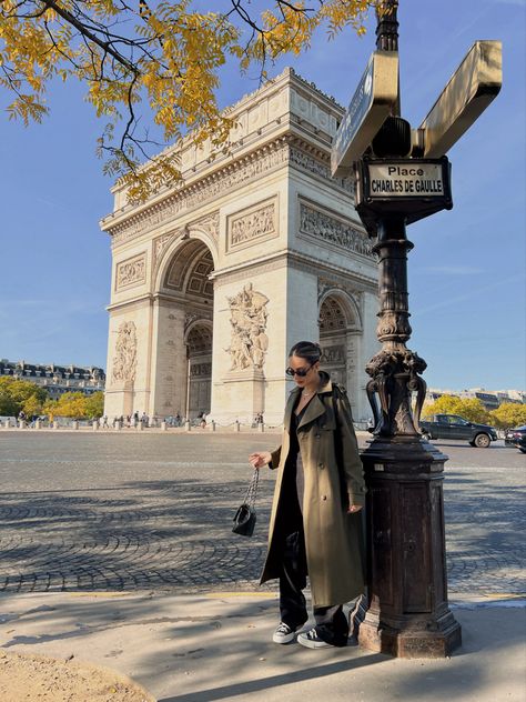 Paris Posing Ideas, Paris In October Aesthetic, October In Paris, Paris Outfits October, Europe Pics Ideas, Arc De Triomphe Photo Ideas, Paris October Outfit, Louvre Photo Ideas, Paris Winter Aesthetic