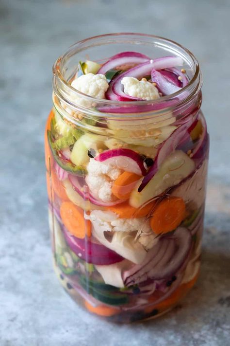 Quick Pickled Vegetables are an easy and healthy way to add a burst of flavor to any meal! This simple recipe can be used to pickle almost any fresh veggie. Try cauliflower, green beans, summer squash, daikon radish, carrots, onion, cucumber, peppers and asparagus. Pickled Vegetables Recipe Refrigerators, Summer Pickles, Refrigerator Pickled Vegetables, Pickle Veggies, Pickled Veggies Recipe, Pickling Veggies, Gut Foods, Quick Pickled Vegetables, Easy Pickling Recipes