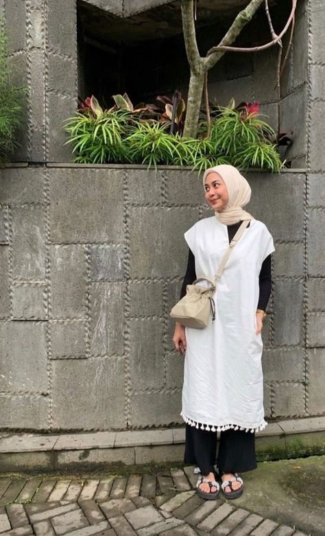 Ootd Bali Hijab, Tunik Hijab Style, Mix And Match Outfits Hijab, Kondangan Outfit, Outfit Ngampus, Outfit Hijab Casual, Ootd Hijab Casual, Outfit Simple, Hijab Trends