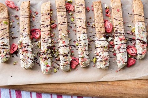 Paleo White Chocolate Strawberry Pistachio Biscotti Paleo Biscotti, Ginger Biscotti, Gluten Free Biscotti, Strawberry Pistachio, Paleo Fruit, Dairy Free White Chocolate, Strawberry Gluten Free, Paleo Dessert Recipes, Pistachio Biscotti