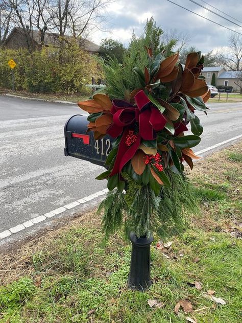 Christmas Lamp Post Decorations, Mailbox Decorations For Christmas, Mailbox Swag Christmas, Christmas Greenery Decor, Tartan Christmas Decorations, Purple Christmas Tree Decorations, Christmas Mailbox Decorations, Christmas Lamp Post, Beautiful Mailbox