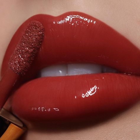 Glossy Red Lipstick, Hot Red Lipstick, Lips Painting, Hot Lipstick, Lips Photo, Nude Lip Gloss, Lipstick Designs, Lip Cosmetics, Lipstick Art