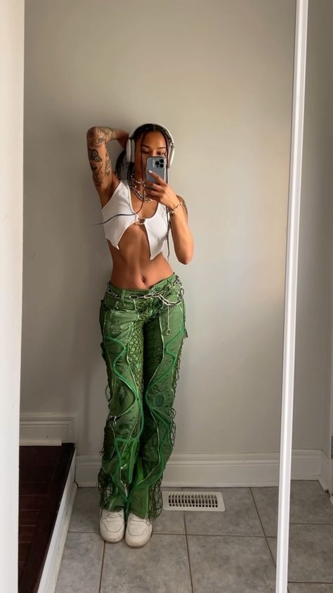 idfwuchloe on Instagram Dreamville Festival Outfits, Green Rave Outfit, Rave Inspo Outfits, Rolling Loud Outfits, Rave Looks, Rave Fits, Concert Outfit Summer, Festival Outfits Rave, Summer Festival Outfit