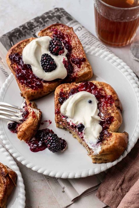 Thick slices of buttery, rich brioche bread soaked in an Earl Grey infused sweet custard and fried to perfection. This homemade Earl Grey Brioche French Toast served with cream and blackberry jam and berries is the perfect way to treat yourself this weekend for breakfast or brunch. By Emma Duckworth Bakes. Breakfast With Berries, Sweet Toast Ideas, Brunch Moodboard, Cafe Breakfast Ideas, French Tost, Blackberry French Toast, Toast Ideas Breakfast, French Toast Brioche, Custard French Toast