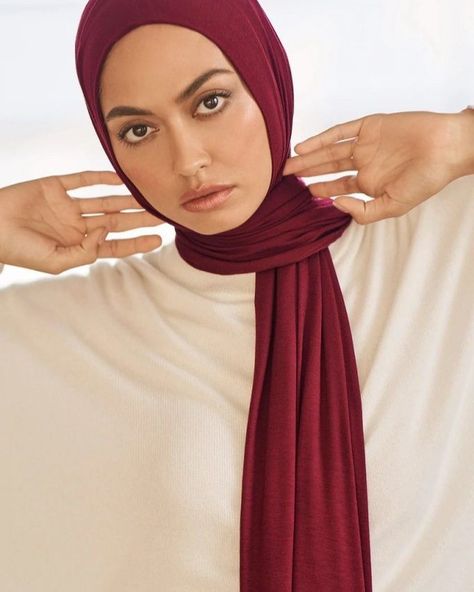 Our beautiful, rich and luxurious jersey hijab in the frame. This color just brightens up the face. Such a beautiful color! Order one for yourself online at urbanhijab.in 💯 #urbanhijab #forthemodestinyou #berryhijab #jerseyhijab #modestwearinindia #hijaabi #shopabaya #shophijab Haute Hijab, Long Face Shapes, Hijab Caps, Face Cut, Jersey Hijab, Round Face Shape, Oval Face Shapes, Oval Face, Turban Style