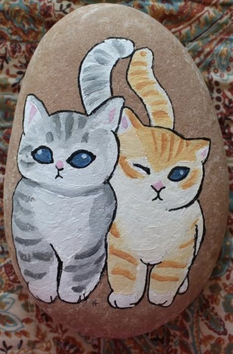 Cat Stone Art, Painted Rocks Craft Ideas, Kitten Painting Easy, Cat Stone Painting, Stone Painting Cat, Painted Rock Cat, Rock Painting Cat, Cute Rock Painting Ideas Easy Animals, Painted Rocks Cats