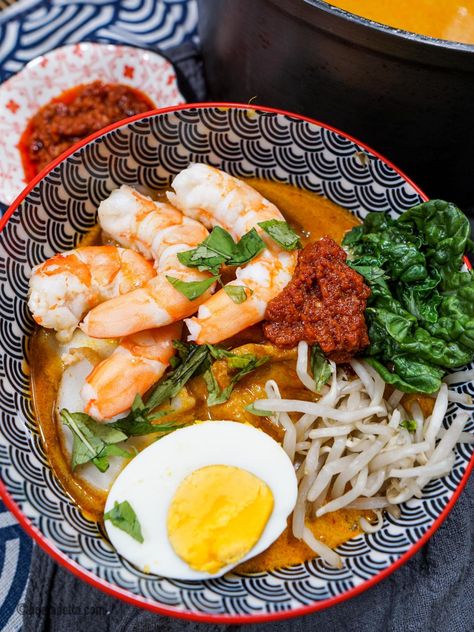 How to make Singapore Laksa - A Singapore favourite of noodles in a seafood base, spicy, rich, coconut curry - Nomadette Singapore Laksa Recipe, Char Kway Teow Recipe, Singapore Laksa, Chilli Dip, Asian Wings, Singapore Hawker, Laksa Recipe, Grilled Prawns, Bbq Wings