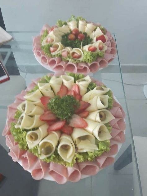 Canapes Gourmet, Meat Tray, Meat And Cheese Tray, Gourmet Meat, Meat Trays, Decorações Com Comidas, Meat Platter, Meat Appetizers, Party Food Platters