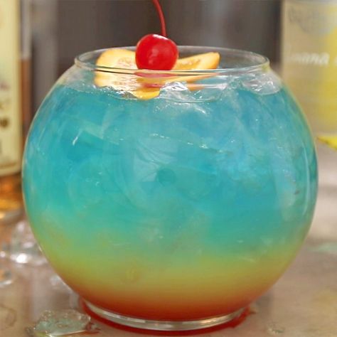 Fishbowl Cocktail, Unique Alcoholic Drinks, Strawberry Cocktail Recipe, Fishbowl Drink, Summer Mixed Drinks, Jungle Juice Recipe, Summer Sangria Recipes, Yummy Summer Cocktails, Summertime Cocktail