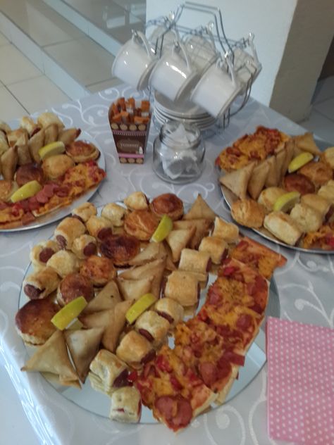 Savory platter! Pies, samoosas, pizzas, sausage rolls with lemon wedges Party Pies And Sausage Rolls Platter, Savory Platter Ideas, Savory Platter, Platter Ideas, Pie Party, Hawaiian Party Decorations, Cookies Theme, Catering Ideas, Savoury Baking