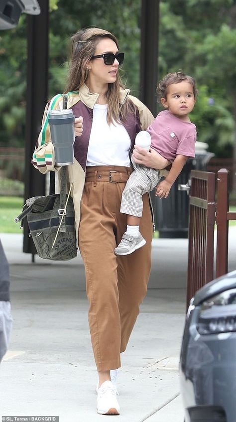 Party At A Park, 38 Year Old Woman, Jessica Alba Family, Jessica Alba Style, Mila Kunis, Mommy Style, Fashion Mistakes, Jessica Alba, A Park