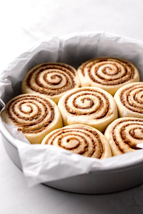 Warm & gooey brown butter cardamom cinnamon rolls smothered with a sweet cream cheese icing - the best Sunday morning breakfast! Dutch Oven Cinnamon Rolls, Homemade Whipped Cream Easy, Whipping Cream Recipe, Eggnog Cinnamon Rolls, Fluffy Rolls, Dessert Homemade, Sunday Morning Breakfast, Brioche Recipe, Breakfast Rolls