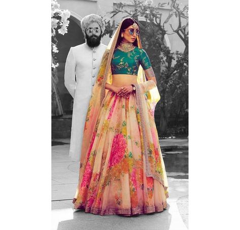 Famous Sabyasachi Lehenga(Skirt) with All over floral print and Embroidered Choli (Top). Sabyasachi Blouse, Orang India, Sabyasachi Bridal, Sabyasachi Mukherjee, Lehenga Choli Designs, Dia Mirza, Sabyasachi Lehenga, Mehendi Outfits, Saree Bollywood