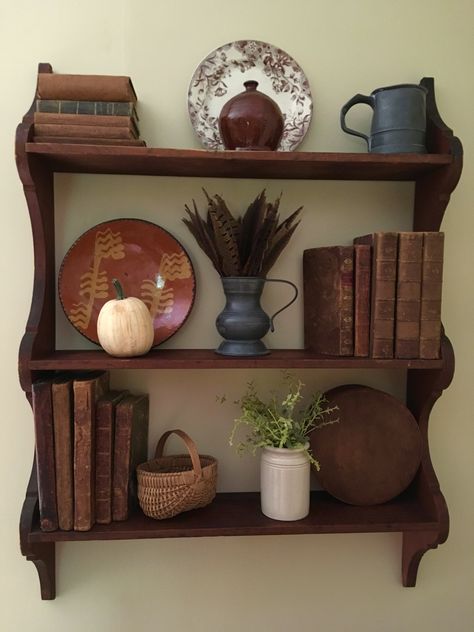 Rustic Thrifted Home Decor, 1800 Farmhouse Decor, Classy Timeless Home Decor, Vintage Moody Home Decor, Cottagecore Shelf Ideas, Vintage Table Centerpieces For Home, Colonial Cottage Decor, Tiny Cabin Decorating Ideas, Vintage Shelves Decor