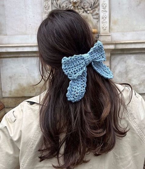 Crocheted bow hair clips are available 🎀 Dm to order Delivery available to 58w🇩🇿 . . . #explore #fypage #aesthetic #acessorios Light Blue Crochet Ideas, Crochet Hair Bows, Crochet Sweater Design, Crochet Bow, Crochet Leg Warmers, Crochet Hair Clips, Crochet Case, Crochet Hack, Crochet Shoulder Bags