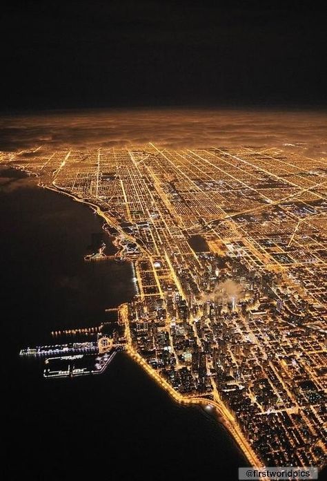 A pic of Chicago city taken from an plane   http://www.chicagolocksmiths.net Perjalanan Kota, Chicago At Night, City At Night, My Kind Of Town, Foto Tips, The Windy City, Trik Fotografi, Birds Eye, Favorite City