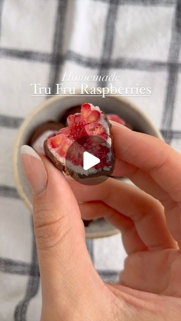 Maria Gabriela 🌱recipes🍹bevs on Instagram: "DIY Tru Fru👀 It’s so easy and delicious🥰

1. Coat raspberries in (vegan) vanilla Greek yogurt and freeze for 30 mins on a parchment lined plate. 
2. Melt chocolate with a little bit of coconut oil. Coat the raspberries and place it back in the freezer for 10 mins.
3. Enjoy! Keep leftovers in the freezer. 

🤍🤎🤍🤎🤍🤎🤍🤎🤍🤎🤍

#trufru #raspberrydessert #healthydessert #frozendessert #easydessert #healthysnacks #frozensnacks #healthydesserts #3ingredientsrecipes #nobake #nobakedessert #easysnack #easysnackideas #easydessertrecipe #yogurtbites" Tru Fru, Raspberry Desserts, Yogurt Bites, Vanilla Greek Yogurt, Instagram Diy, Healthy Dessert, 3 Ingredients, Easy Snacks, Mocktails