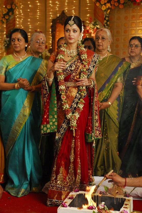 Flower garland hindu wedding - Aishwarya Rai's South Indian style Aishwarya Rai Wedding, South Indian Wedding Saree, Bollywood Designer Sarees, Party Wear Sarees Online, Pengantin India, Celebrity Bride, India Wedding, Aishwarya Rai Bachchan, Bollywood Wedding