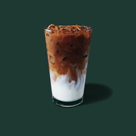 Iced Coffee Recipe Keurig, Iced Caramel Macchiato Starbucks, Easy Coffee Drinks, Coffee Macchiato, Caramel Drinks, Iced Caramel Macchiato, Best Starbucks Drinks, Caramel Dessert, Café Starbucks