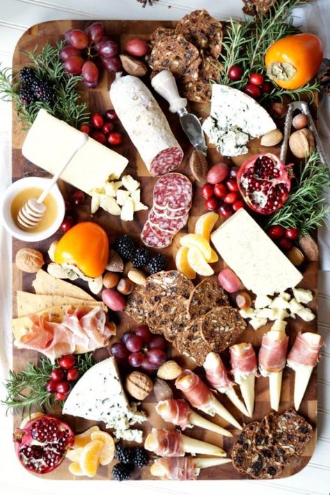 20 CHARCUTERIE BOARDS THAT ARE PARTY GOALS Platter Ideas, Antipasto Platter, Fondue Recipes, Charcuterie Cheese, Cheese Party, Charcuterie And Cheese Board, Party Platters, Cheese Boards, Snacks Für Party