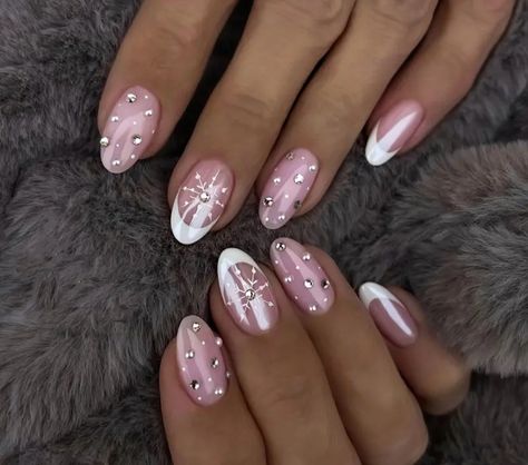 Holly Nail Art, Press On Nails With Glue, White Tip Acrylic Nails, Nail Art White, Snowflake Nail Design, Rhinestone Snowflake, Snowflake Nail, Snowflake Nail Art, Short Almond Nails