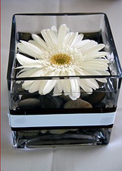 gerbera daisy wedding centerpiece - really easy to make yourself and cheap too! Vases from IKEA Daisy Wedding Centerpieces, Non Floral Centerpieces, Cheap Wedding Centerpieces, Deco Champetre, Daisy Wedding, Wedding Floral Centerpieces, Gerbera Daisy, Diy Centerpieces, Deco Floral