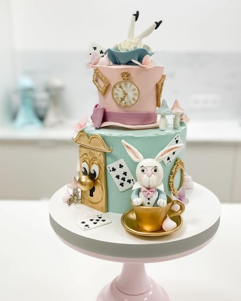 Credit - @i_love_cakee Alice Wonderland Cake, Bunny Cake Ideas, Birthday Cale, Wonderland Crafts, Fairy Garden Cake, Alice In Wonderland Cake, Alice In Wonderland Crafts, Wonderland Cake, Garden Cake