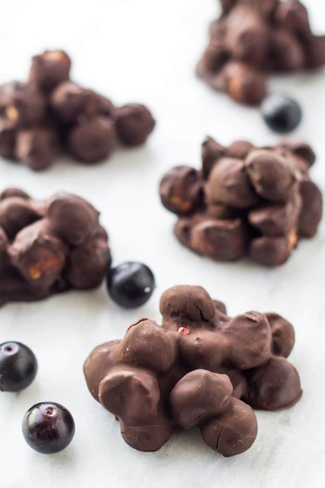 These kid-friendly Low FODMAP Dark Chocolate Blueberry Mac Nut Clusters are easy to make and can be enjoyed refrigerated or frozen! This low FODMAP recipe is perfect for summer! | funwithoutfodmaps.com | #lowfodmap #darkchocolate Low Fodmap Recipe, Nut Clusters, Low Fodmap Snacks, Fodmap Friendly Recipes, Fodmap Snacks, Chocolate Blueberry, Fodmap Diet Recipes, Ibs Recipes, Gluten Free Sides