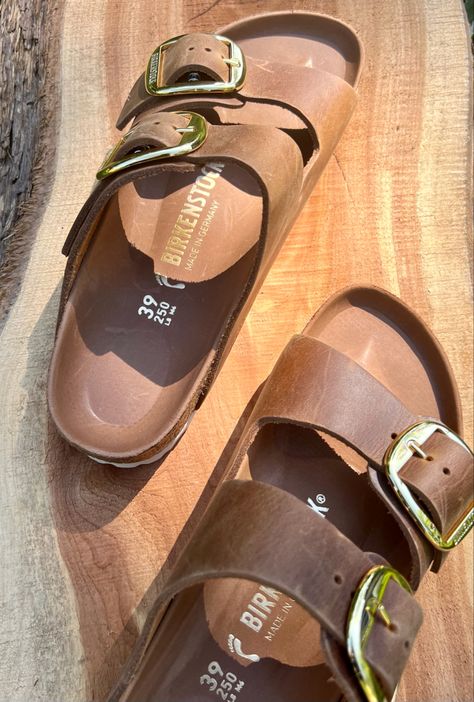 Birkenstocks Aesthetic, Birkenstock Aesthetic, Inspi Shoes, Birkenstock Fashion, Birkenstock Outfit, Gold Aesthetic, Minimalist Wardrobe, Birkenstock Arizona, Cognac