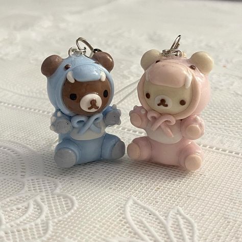 dino rilakkuma & korilakkuma ᡣ𐭩 ૮ ˙Ⱉ˙ ა blue: $35 usd pink: $35 usd shipping: usa only ! $5 tracked ᯓᡣ𐭩 dm to purchase #charms #polymerclay #keychain #smallbusiness Rilakkuma Clay Charm, Cute Clay Charms, Rilakkuma Korilakkuma, Clay Keychain, Pinterest Crafts, Cute Bunny Cartoon, Diy Iphone Case, Clay Wall Art, Clay Diy Projects