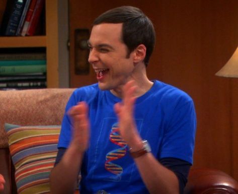 Sheldon can't contain his laughter with Howard playing dungeons and dragons! Sheldon Cooper Icon, Sheldon Cooper Funny, Big Bang Theory Memes, Big Bang Theory Funny, The Big Band Theory, The Bigbang Theory, Young Sheldon, Jim Parsons, Friends Cast