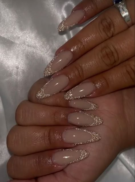 Gold Christmas Nails 2023, Nails 2023 Trends Plain, Nail Inspo December 2023, Christmas Nails And New Years, Nail December 2023, Christmas Nails 2023 Glitter, Christmas / New Years Nails, Glitter Nails For New Years, New Year Nails Gold