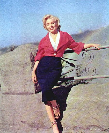 The Style Essentials--Marilyn Monroe is in the Pink for 1953's NIAGARA | GlamAmor Alternative Fashion Skirts, Marilyn Monroe Birthday, Indie Outfits Alternative Fashion, Anne Baxter, Grace Kelly Style, Marilyn Monroe Fashion, Richard Avedon, Marilyn Monroe Photos, Norma Jean