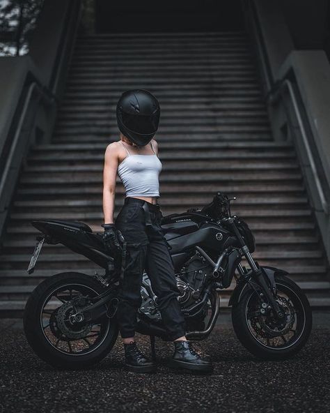 Caferacer boss on Instagram: “@mt07sara ・・・ Was wünscht du dir zu Weihnachten ? 📸 @dome_smc . 🏍 YamahaMt07. #nakedbike #bikelife #supermotard #motorrad #SupermotoNation…” Motorcycle Photo Shoot, Biker Girl Outfits, Girl Riding Motorcycle, Motocross Girls, Xe Ducati, Biker Photography, Dance Picture Poses, Biker Photoshoot, Night Drives