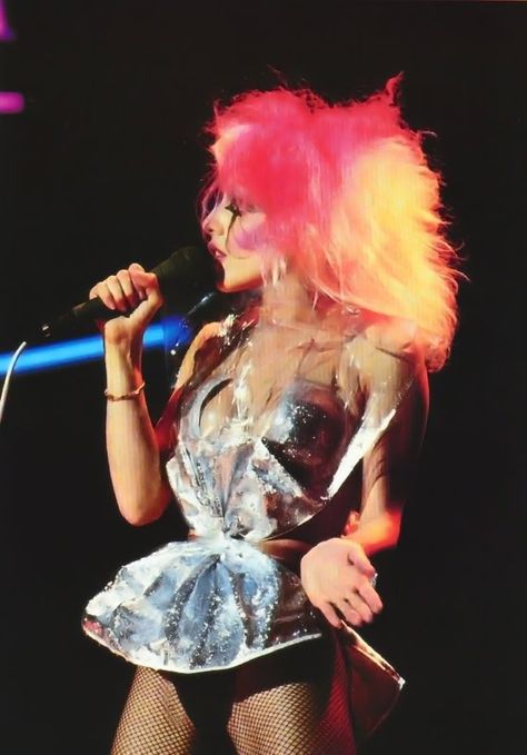 Beautiful and talented Dale Bozzio looking all futuristic. Her hair looks like cotton candy! Yum! Dale Bozzio, Nina Hagen, H.e.r Aesthetic, Women Of Rock, 80s And 90s Fashion, Study Photos, Frank Zappa, Missing Persons, New Romantics