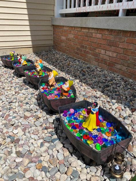 Outdoor Disney Decor, Disney Yard Ideas, Disney Fairy Garden Ideas, Disney Yard Decor, Disney Backyard Ideas, Disney Fairy Garden, Disney Garden Ideas, Disney Landscaping, Mickey Garden