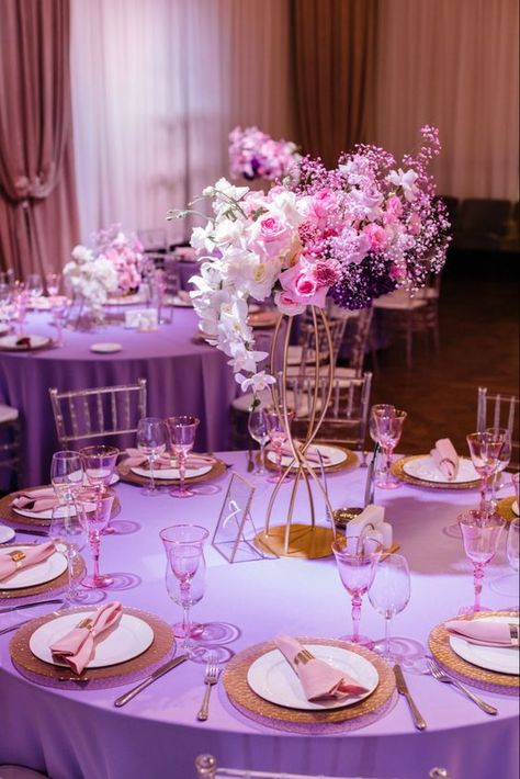 Pink Purple And Gold Table Setting, Rose Gold And Purple Wedding Decorations, Quince Arrangement, Purple Table Settings, Deco Violet, Lavender Quinceanera, Pastel Wedding Decorations, Pink Table Settings, Quince Decor