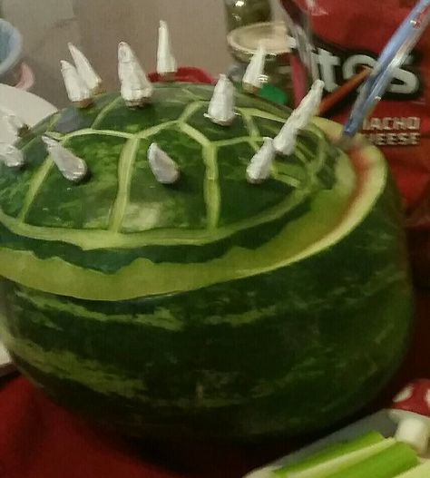 Bowser shell filled with (Lava fruit salad) melon balls. Using paring knife and painted cut down baby carrots attached with tooth picks. Super Mario Watermelon, Mario Watermelon, Mario Charcuterie Board, Bowser Birthday Party, Bowser Shell, Bowser Birthday, Super Mario Peach, Melon Balls, Mario Theme