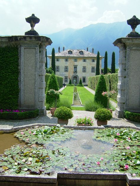 French Chateau Exterior, Chateau Exterior, Luxury Castle, Kitchen Painting, Comer See, Italy House, Mansion House, Mediterranean Villa, Tuscan Wedding