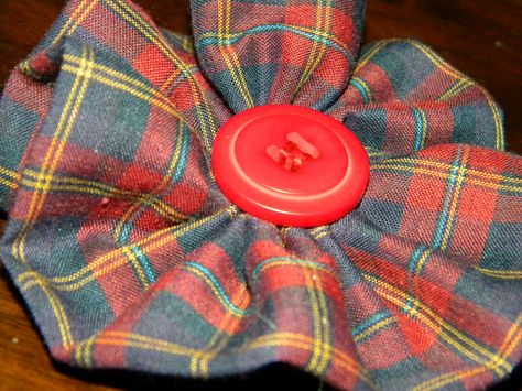 Tartan Flowers, Burns Night Crafts, Tartan Crafts, Easy Fabric Flowers, Hearts Paper Crafts, Scottish Flowers, Tartan Material, Celtic Quilt, Night Kids