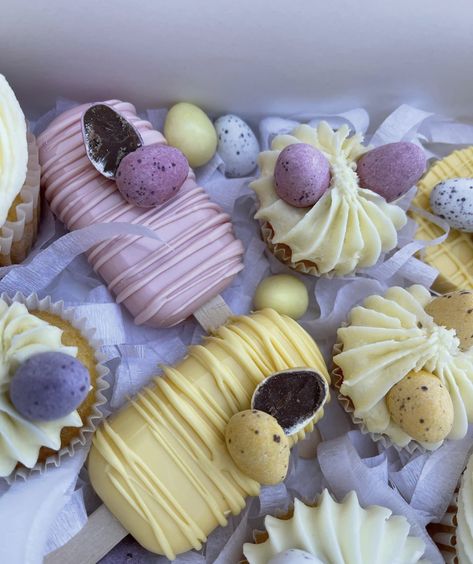 Easter Cake Popsicles, Easter Cakesicles Ideas, Spring Cakesicles, Bunny Cakesicles, Easter Cakesicles, Easter Themed Treats, Easter Treat Box, Easter Cake Pops, Cheesecake Pops