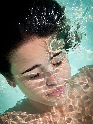 Nature Photography Portrait, Underwater Photography Pool, Underwater Drawing, Bawah Air, Underwater Portrait, Fotografi Bawah Air, Underwater Painting, Hyper Realistic Paintings, Water Reflection