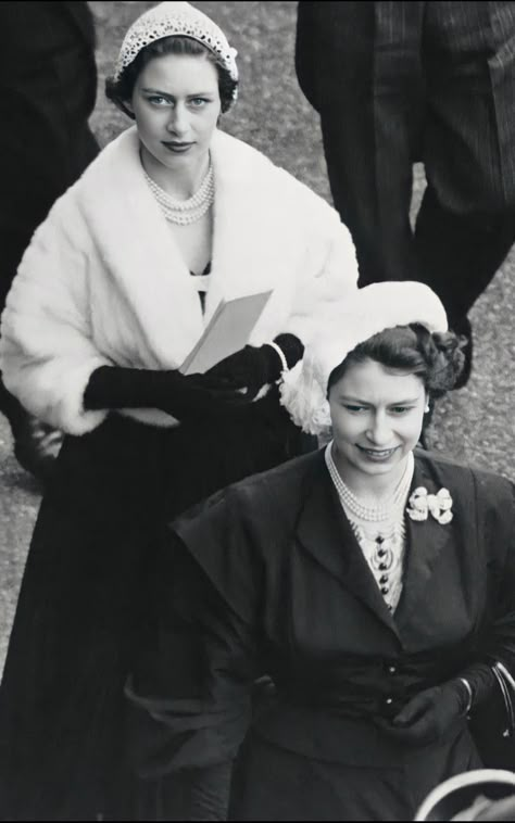 The Queen and Princess Margaret at the Royal Ascot in the 1950s Queen And Princess, Princesa Margaret, Grand Duchess Tatiana Nikolaevna Of Russia, Holmes Movie, Queen Mum, Princess Diana Pictures, Princess Elizabeth, Princess Margaret, British Monarchy