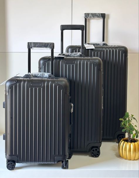 Black Rimowa Luggage, Black Rimowa, Rimowa Luggage, Cute Luggage, Stylish Luggage, Travel Clothes, Luggage Bags Travel, Bags Travel, Travel Outfit